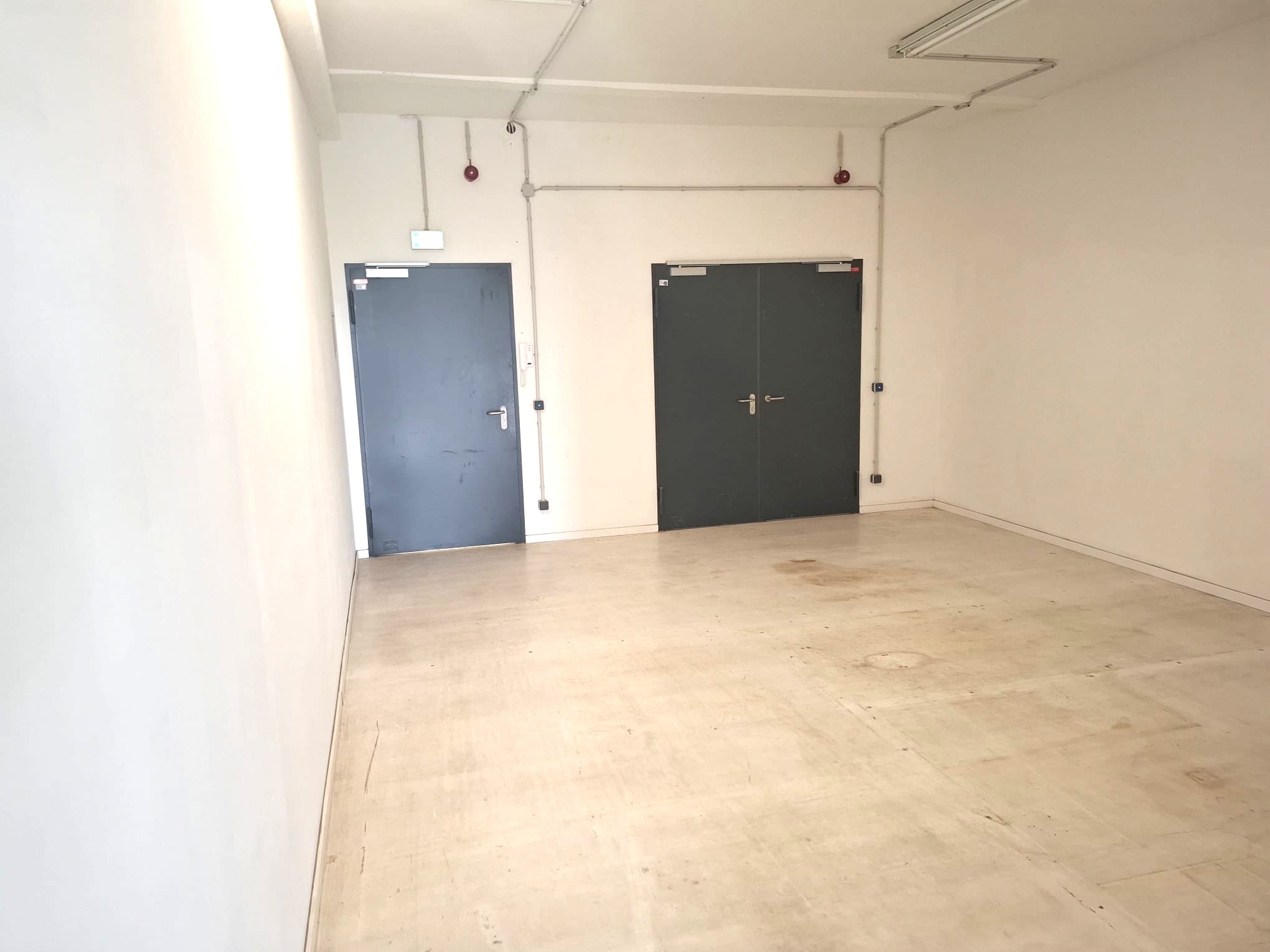 Raum mit großer Doppeltür für den Warenfluss in der Tuchfabrik Berlin