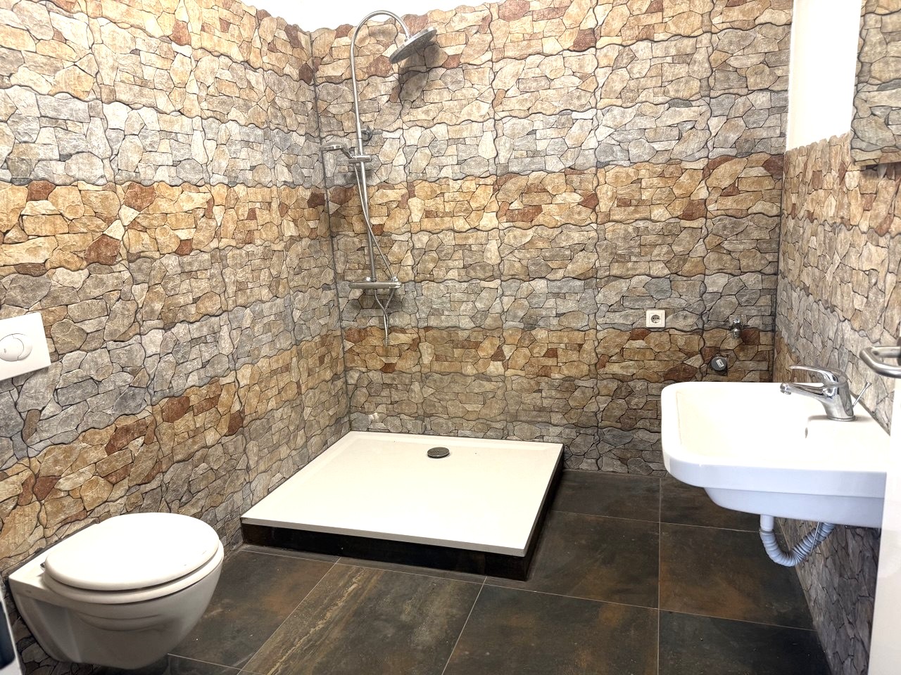 Sanitärbereich mit Dusche und Waschbecken in Einheit 1.08