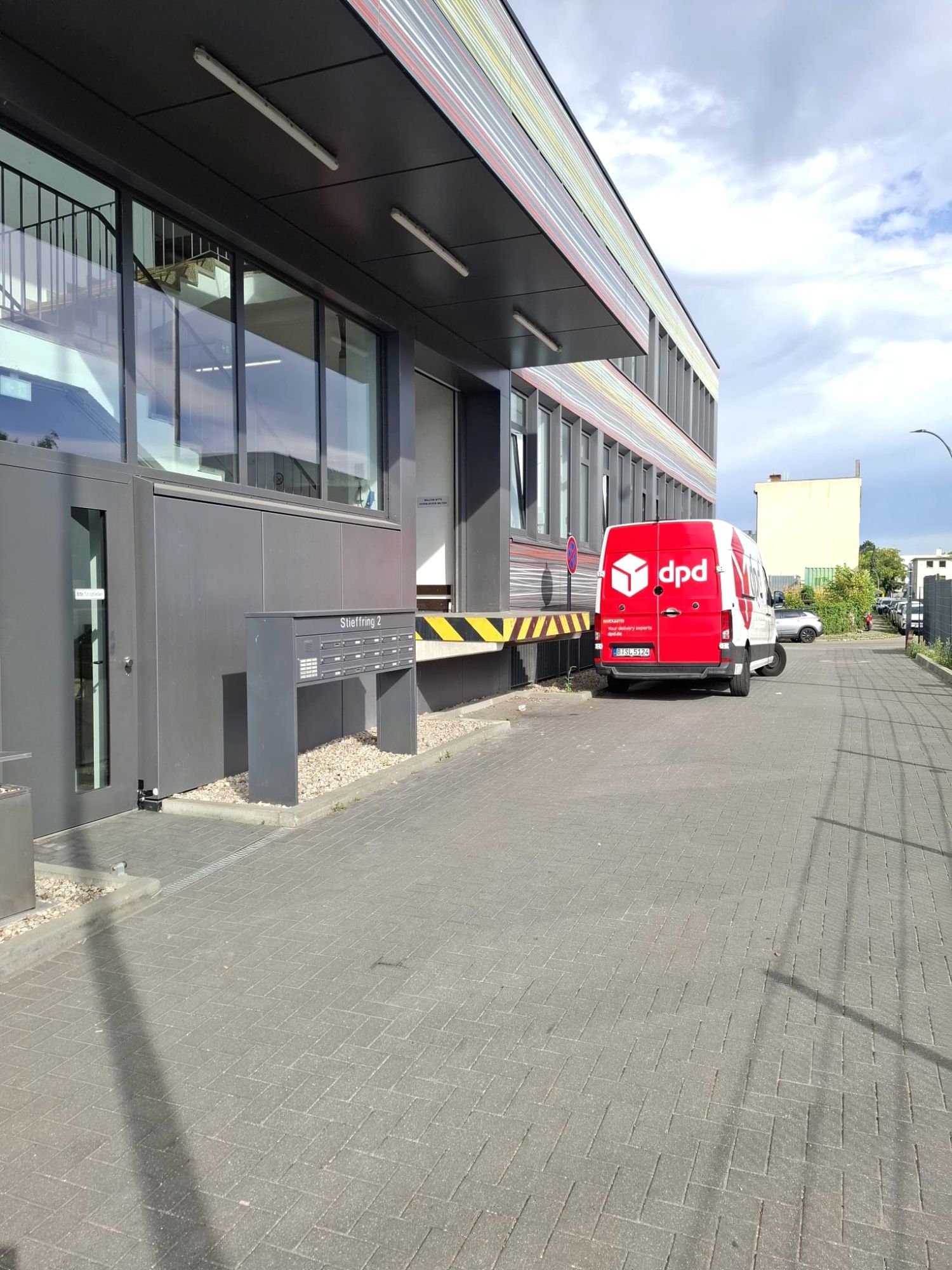 Nebeneingang Stieffring 2 mit Laderampe und Briefkästen