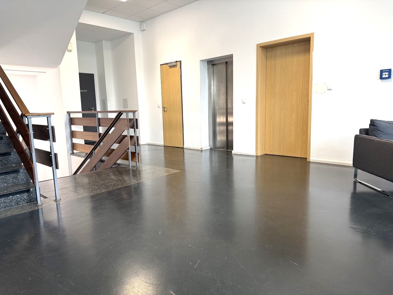 Aufzugslobby mit Treppenhauszugang in der Tuchfabrik